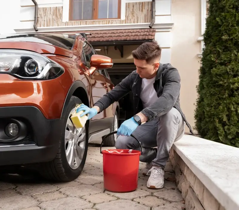 Lavage auto à domicile Valzergues : professionnel intervenant sur un véhicule